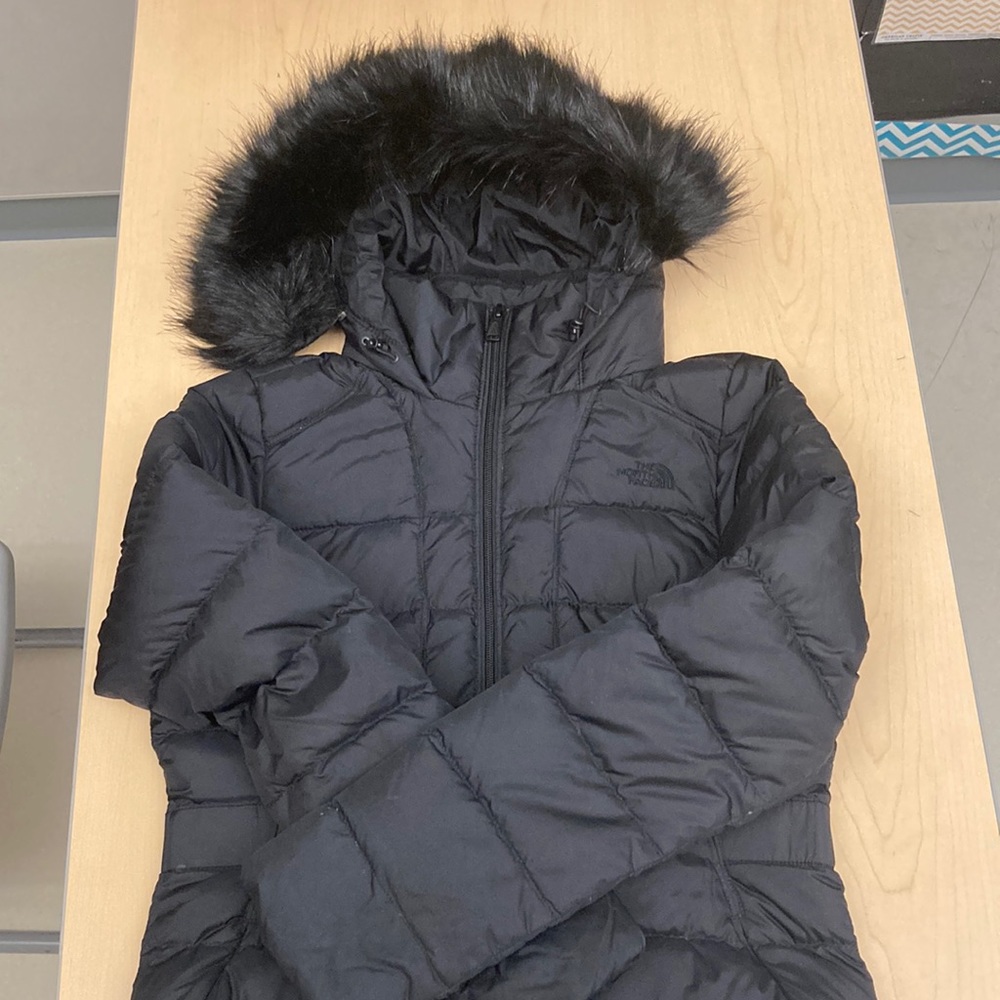 North face Women ski jacket with removable fur hood, size small